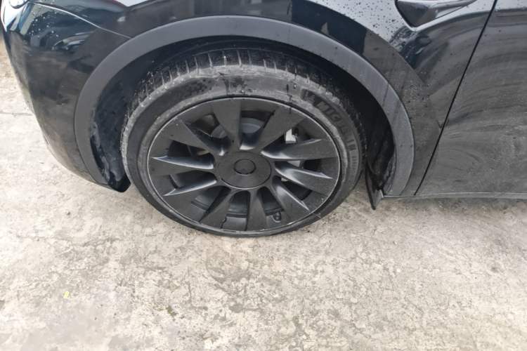 Used Tesla Model Y 2021 Standard Range Rear-Wheel Drive Version Left Front Wheel Hub