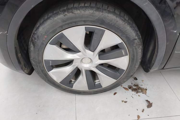 Used Tesla Model Y 2021 Standard Range Rear-Wheel Drive Version Left Front Wheel Hub