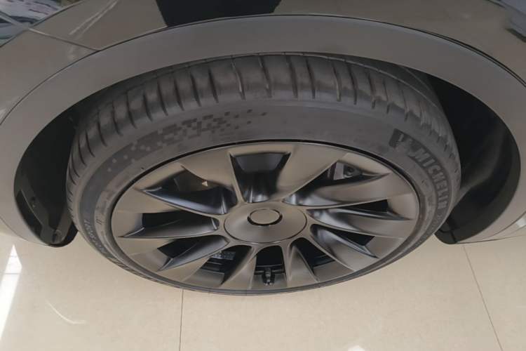 Used Tesla Model Y 2021 Standard Range Rear-Wheel Drive Version Left Front Wheel Hub