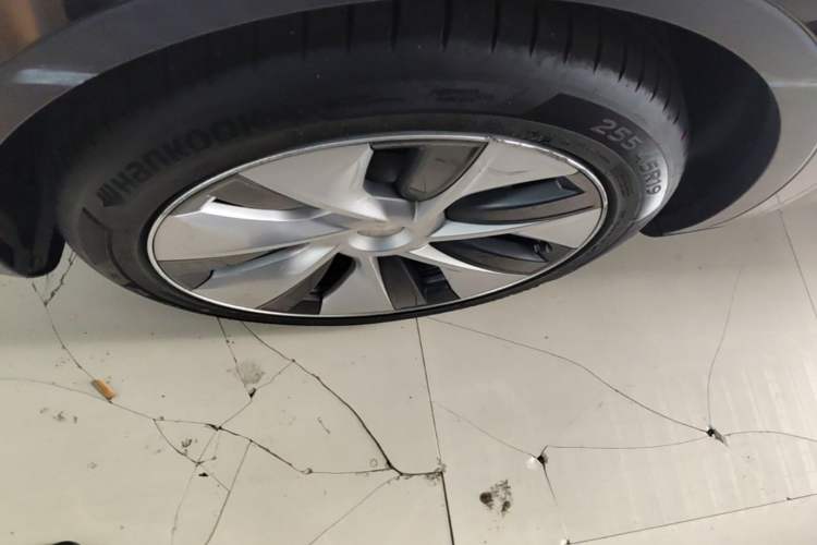 Used Tesla Model Y 2021 Standard Range Rear-Wheel Drive Version Left Front Wheel Hub