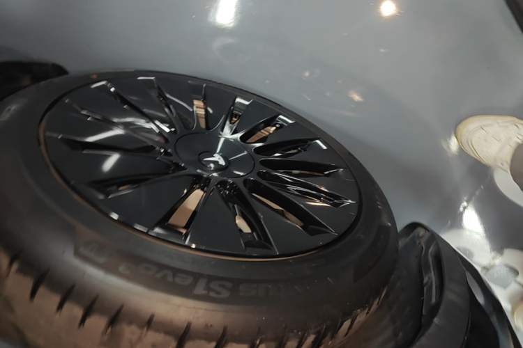 Used Tesla Model Y 2021 Standard Range Rear-Wheel Drive Version Left Front Wheel Hub