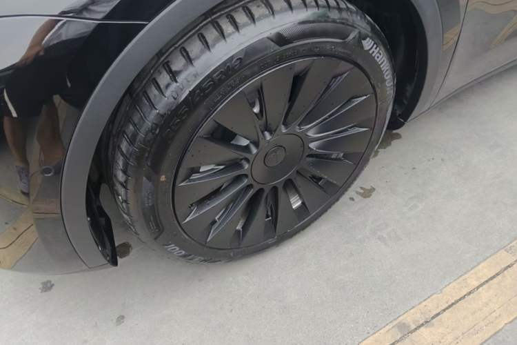 Used Tesla Model Y 2021 Long-Range All-Wheel-Drive Version 3D7 Left Front Wheel Hub