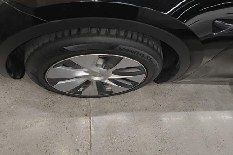 Used Tesla Model Y 2021 Standard Range Rear-Wheel Drive Version Left Front Wheel Hub
