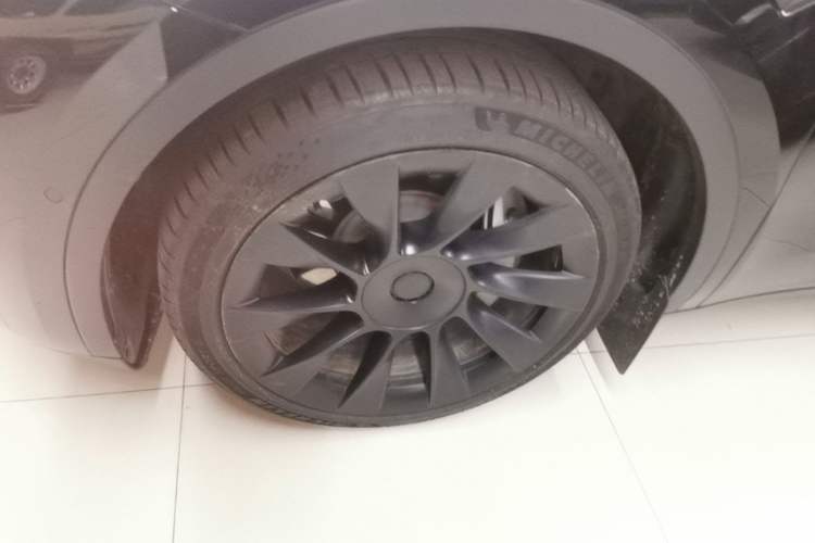 Used Tesla Model Y 2021 Long-Range All-Wheel-Drive Version 3D7 Left Front Wheel Hub