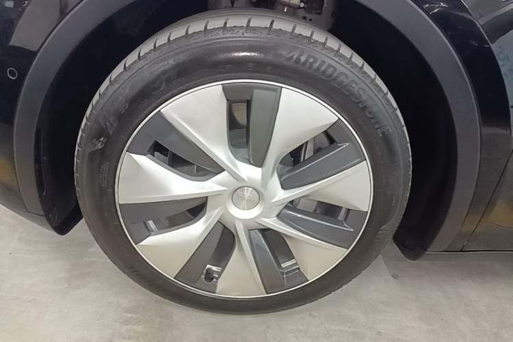 Used Tesla Model Y 2021 Standard Range Rear-Wheel Drive Version Left Front Wheel Hub