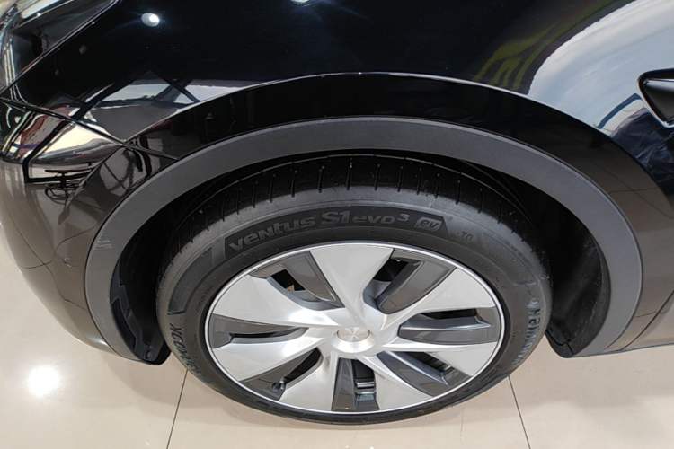 Used Tesla Model Y 2021 Standard Range Rear-Wheel Drive Version Left Front Wheel Hub