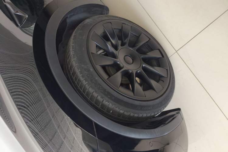 Used Tesla Model Y 2021 Standard Range Rear-Wheel Drive Version Left Front Wheel Hub