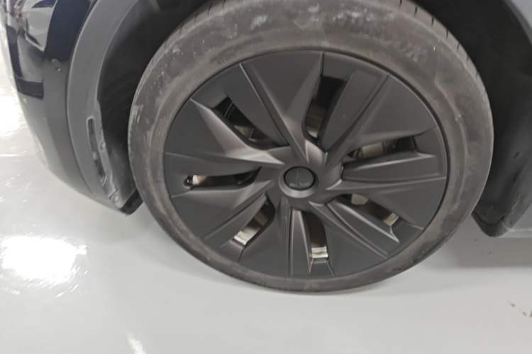 Used Tesla Model Y 2021 Long-Range All-Wheel-Drive Version Left Front Wheel Hub