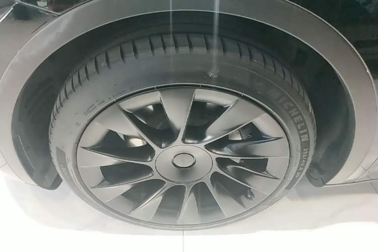 Used Tesla Model Y 2021 Standard Range Rear-Wheel Drive Version Left Front Wheel Hub