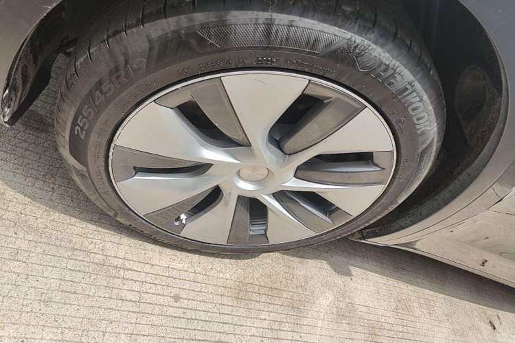 Used Tesla Model Y 2021 Standard Range Rear-Wheel Drive Version Left Front Wheel Hub