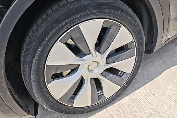 Used Tesla Model Y 2021 Long-Range All-Wheel-Drive Version Left Front Wheel Hub