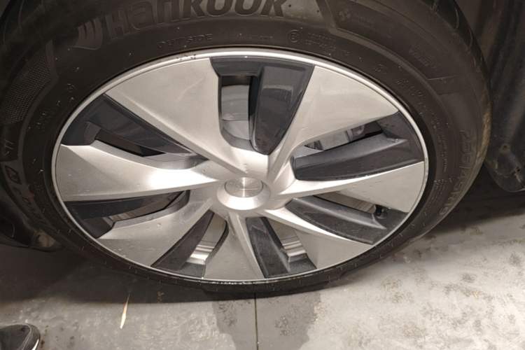 Used Tesla Model Y 2021 Long-Range All-Wheel-Drive Version Left Front Wheel Hub