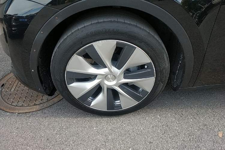 Used Tesla Model Y 2021 Standard Range Rear-Wheel Drive Version Left Front Wheel Hub