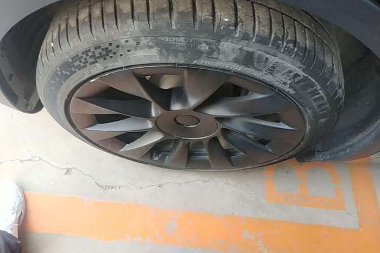 Used Tesla Model Y 2021 Standard Range Rear-Wheel Drive Version Left Front Wheel Hub