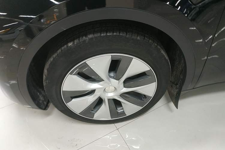 Used Tesla Model Y 2021 Standard Range Rear-Wheel Drive Version Left Front Wheel Hub