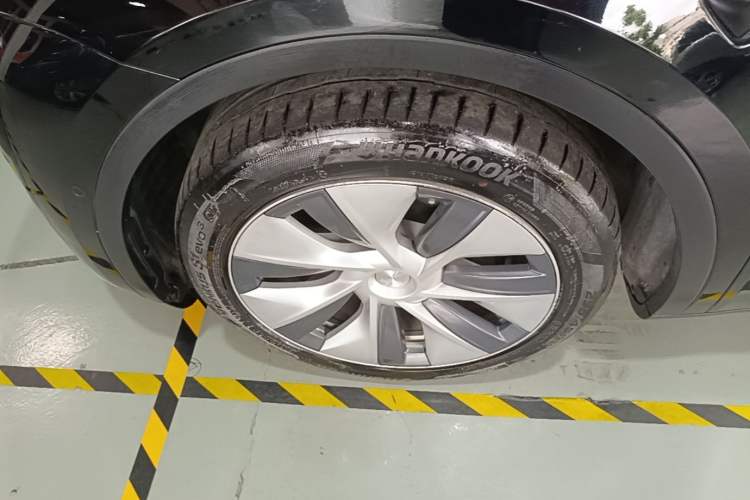 Used Tesla Model Y 2021 Standard Range Rear-Wheel Drive Version Left Front Wheel Hub