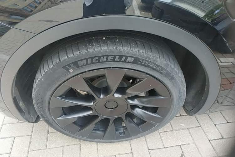Used Tesla Model Y 2021 Long-Range All-Wheel-Drive Version Left Front Wheel Hub