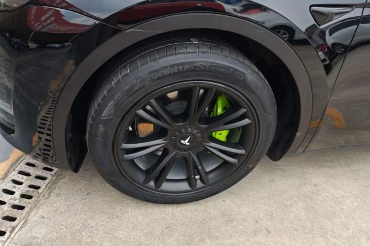Used Tesla Model Y 2021 Standard Range Rear-Wheel Drive Version Left Front Wheel Hub