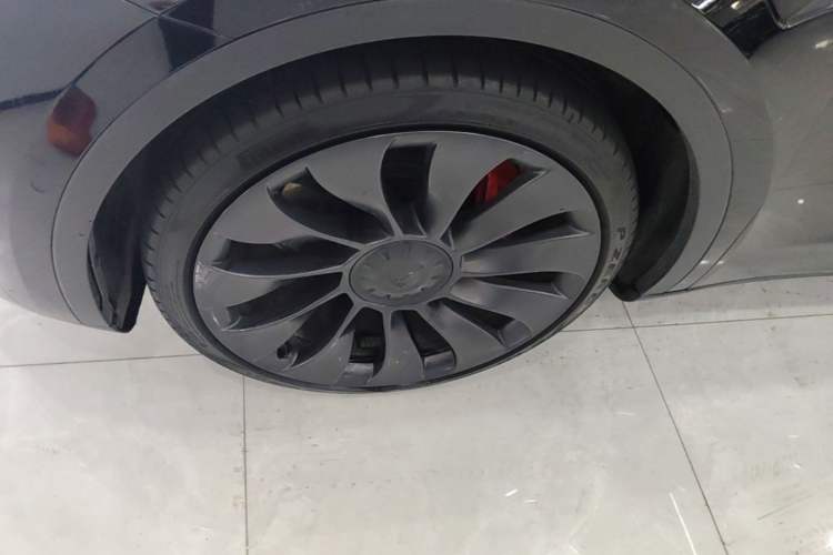 Used Tesla Model Y 2021 Performance High-Performance All-Wheel-Drive Version Left Front Wheel Hub