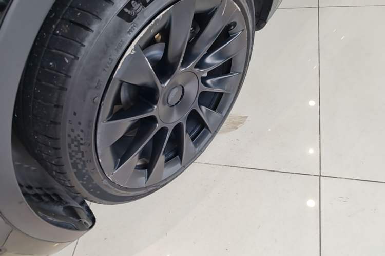 Used Tesla Model Y 2021 Long-Range All-Wheel-Drive Version Left Front Wheel Hub