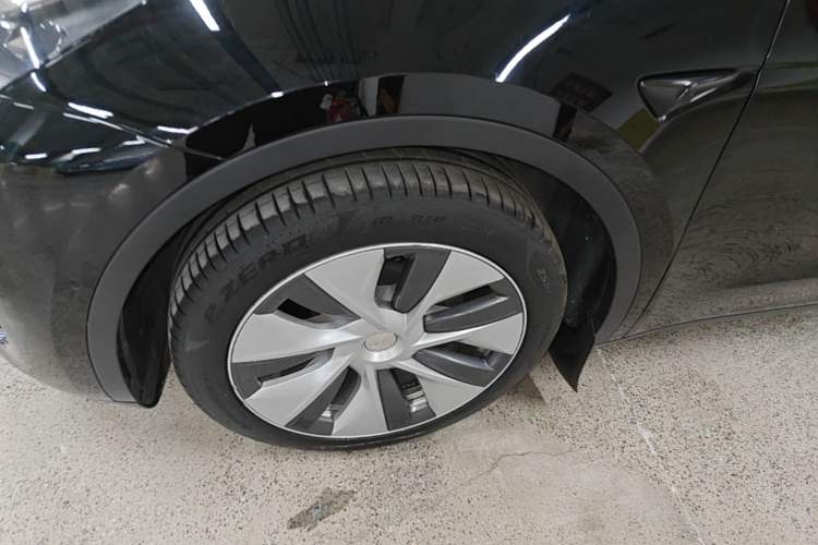 Used Tesla Model Y 2021 Standard Range Rear-Wheel Drive Version Left Front Wheel Hub