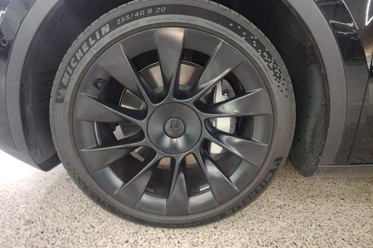 Used Tesla Model Y 2021 Standard Range Rear-Wheel Drive Version Left Front Wheel Hub