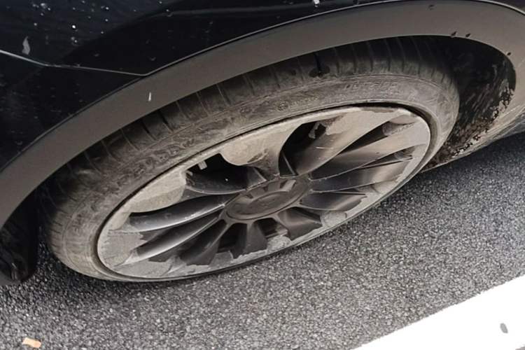 Used Tesla Model Y 2021 Performance High-Performance All-Wheel-Drive Version Left Front Wheel Hub