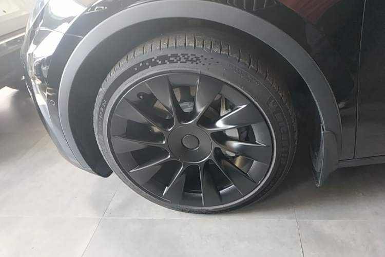 Used Tesla Model Y 2021 Standard Range Rear-Wheel Drive Version Left Front Wheel Hub