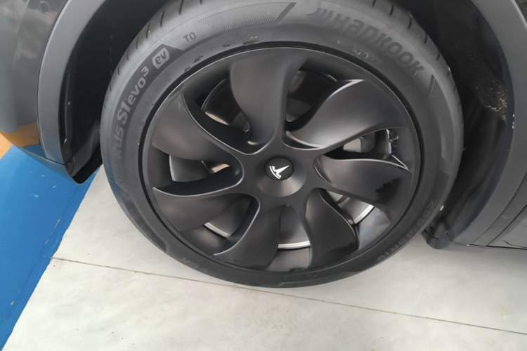 Used Tesla Model Y 2021 Standard Range Rear-Wheel Drive Version Left Front Wheel Hub