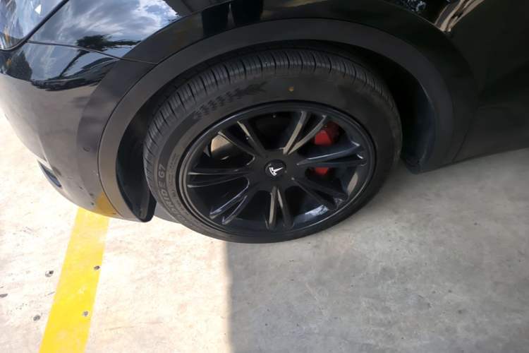 Used Tesla Model Y 2021 Long-Range All-Wheel-Drive Version Left Front Wheel Hub