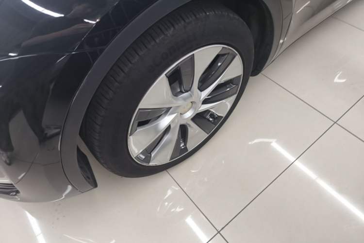 Used Tesla Model Y 2021 Long-Range All-Wheel-Drive Version Left Front Wheel Hub