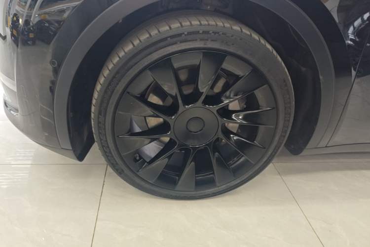 Used Tesla Model Y 2021 Long-Range All-Wheel-Drive Version 3D7 Left Front Wheel Hub