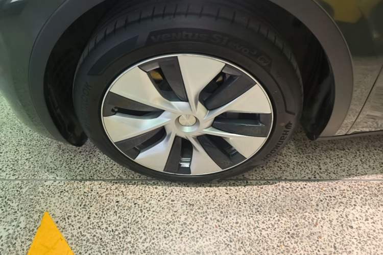 Used Tesla Model Y 2021 Long-Range All-Wheel-Drive Version 3D7 Left Front Wheel Hub