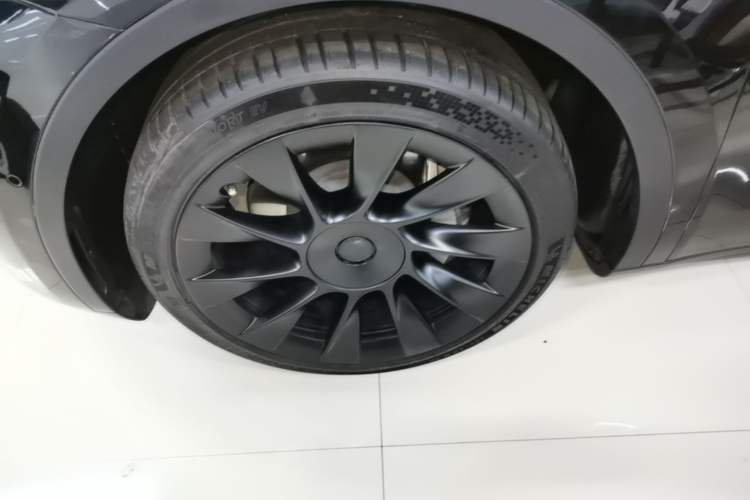 Used Tesla Model Y 2021 Standard Range Rear-Wheel Drive Version Left Front Wheel Hub