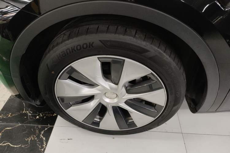 Used Tesla Model Y 2021 Long-Range All-Wheel-Drive Version Left Front Wheel Hub