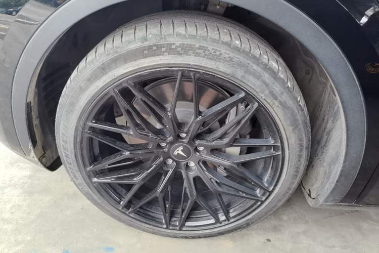 Used Tesla Model Y 2021 Standard Range Rear-Wheel Drive Version Left Front Wheel Hub