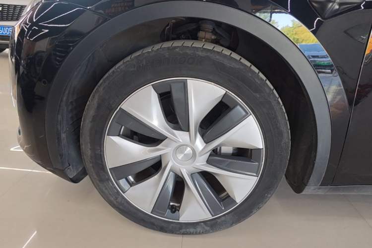 Used Tesla Model Y 2021 Long-Range All-Wheel-Drive Version Left Front Wheel Hub