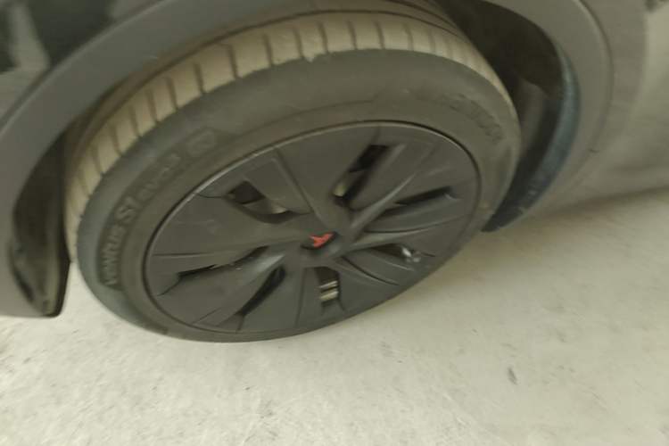 Used Tesla Model Y 2021 Long-Range All-Wheel-Drive Version Left Front Wheel Hub