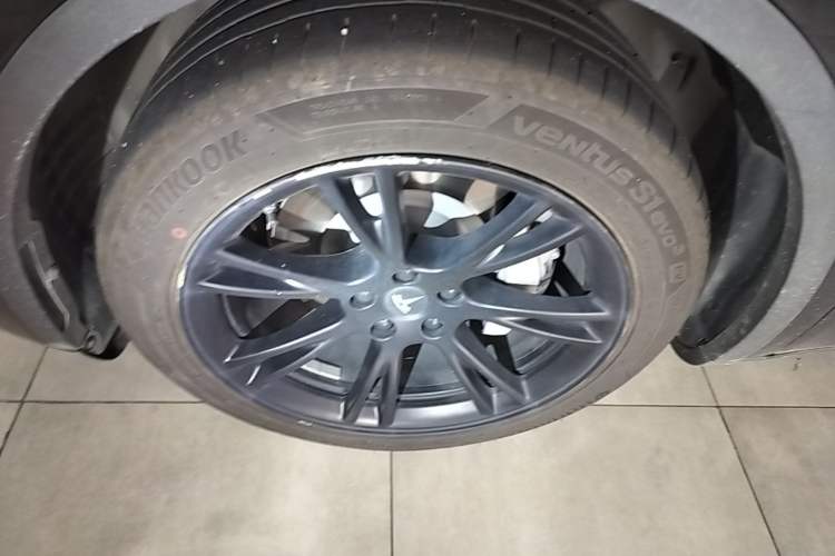 Used Tesla Model Y 2021 Long-Range All-Wheel-Drive Version Left Front Wheel Hub