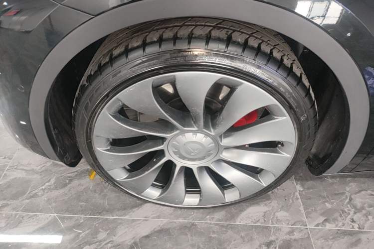 Used Tesla Model Y 2021 Performance High-Performance All-Wheel-Drive Version Left Front Wheel Hub