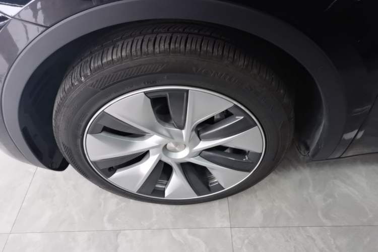 Used Tesla Model Y 2021 Standard Range Rear-Wheel Drive Version Left Front Wheel Hub