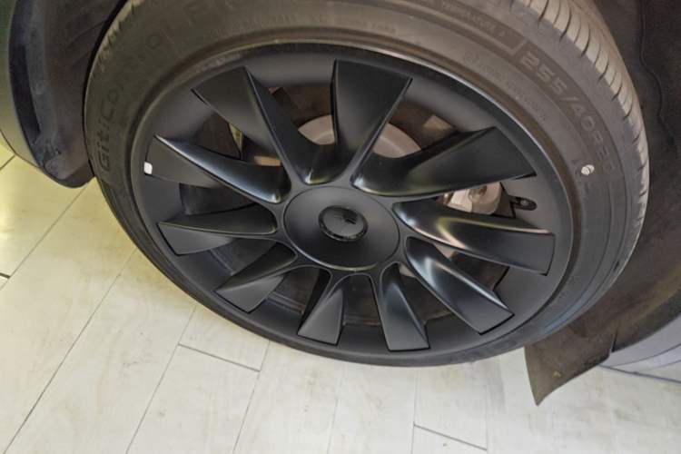 Used Tesla Model Y 2021 Standard Range Rear-Wheel Drive Version Left Front Wheel Hub