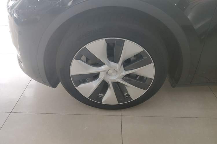 Used Tesla Model Y 2021 Long-Range All-Wheel-Drive Version Left Front Wheel Hub