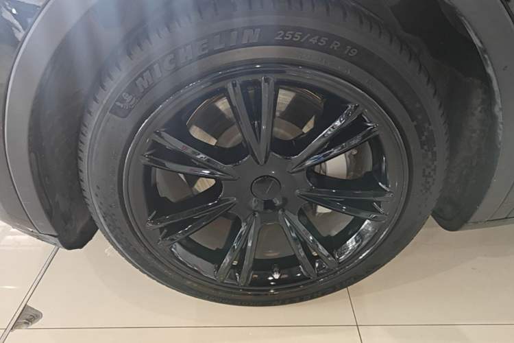 Used Tesla Model Y 2021 Long-Range All-Wheel-Drive Version 3D7 Left Front Wheel Hub