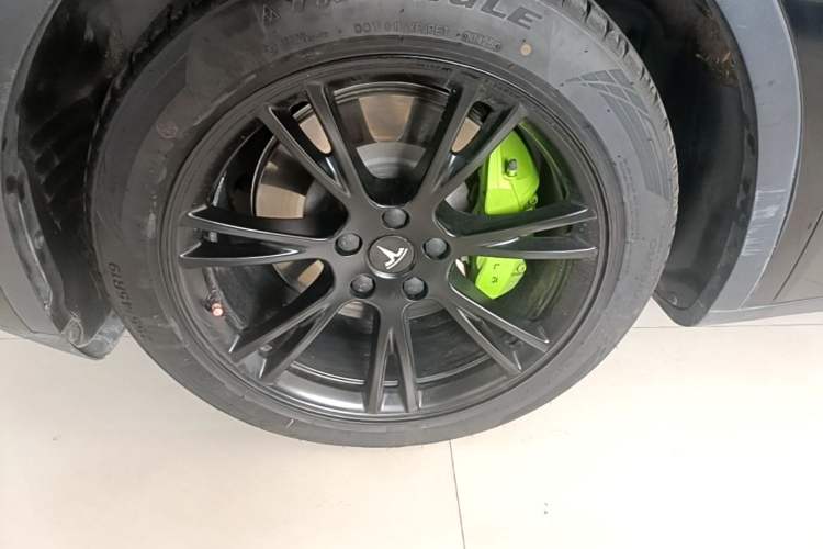 Used Tesla Model Y 2021 Long-Range All-Wheel-Drive Version 3D7 Left Front Wheel Hub