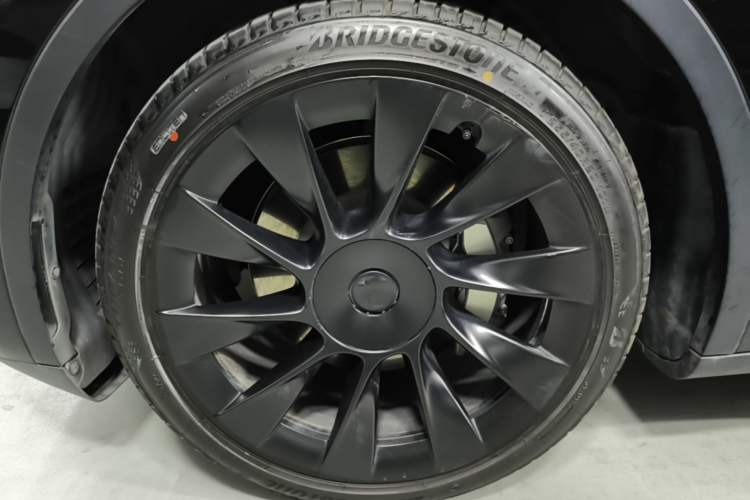 Used Tesla Model Y 2021 Long-Range All-Wheel-Drive Version Left Front Wheel Hub