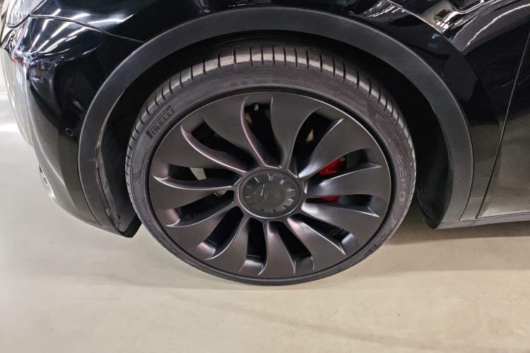 Used Tesla Model Y 2021 Performance High-Performance All-Wheel-Drive Version Left Front Wheel Hub