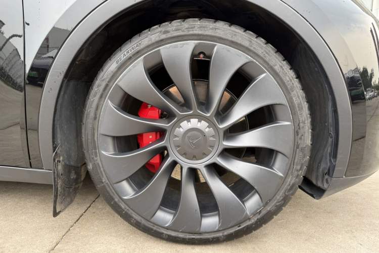 Used Tesla Model Y 2021 Performance High-Performance All-Wheel-Drive Version Left Front Wheel Hub