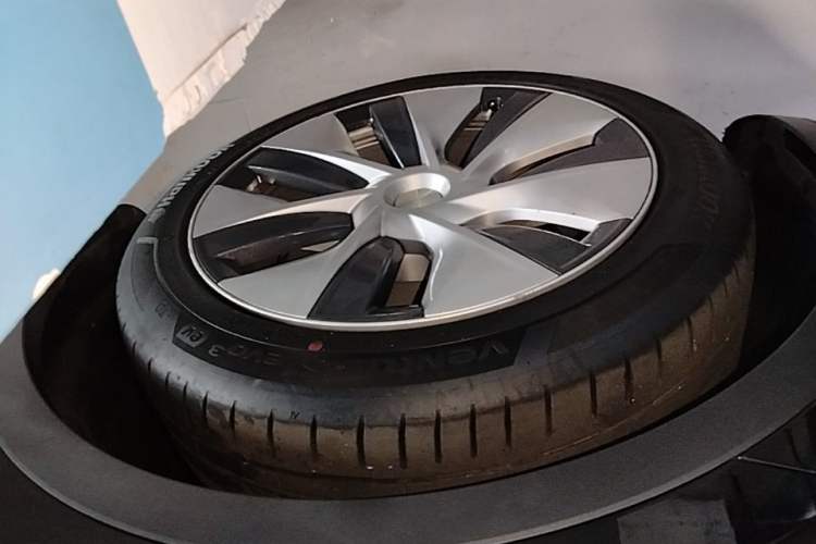 Used Tesla Model Y 2021 Long-Range All-Wheel-Drive Version Left Front Wheel Hub