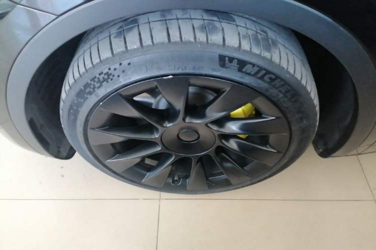 Used Tesla Model Y 2021 Long-Range All-Wheel-Drive Version Left Front Wheel Hub
